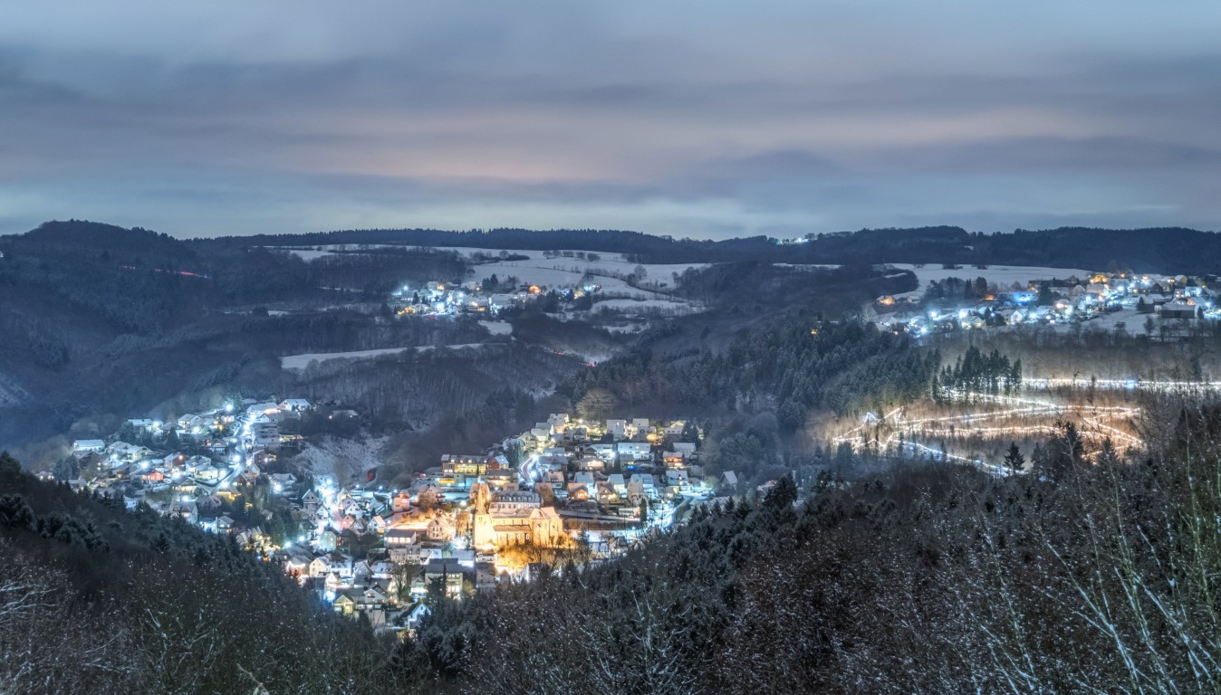 Ausblick auf das Weihnachtsdorf Waldbreitbach. Photo Credit: Andreas Pacek