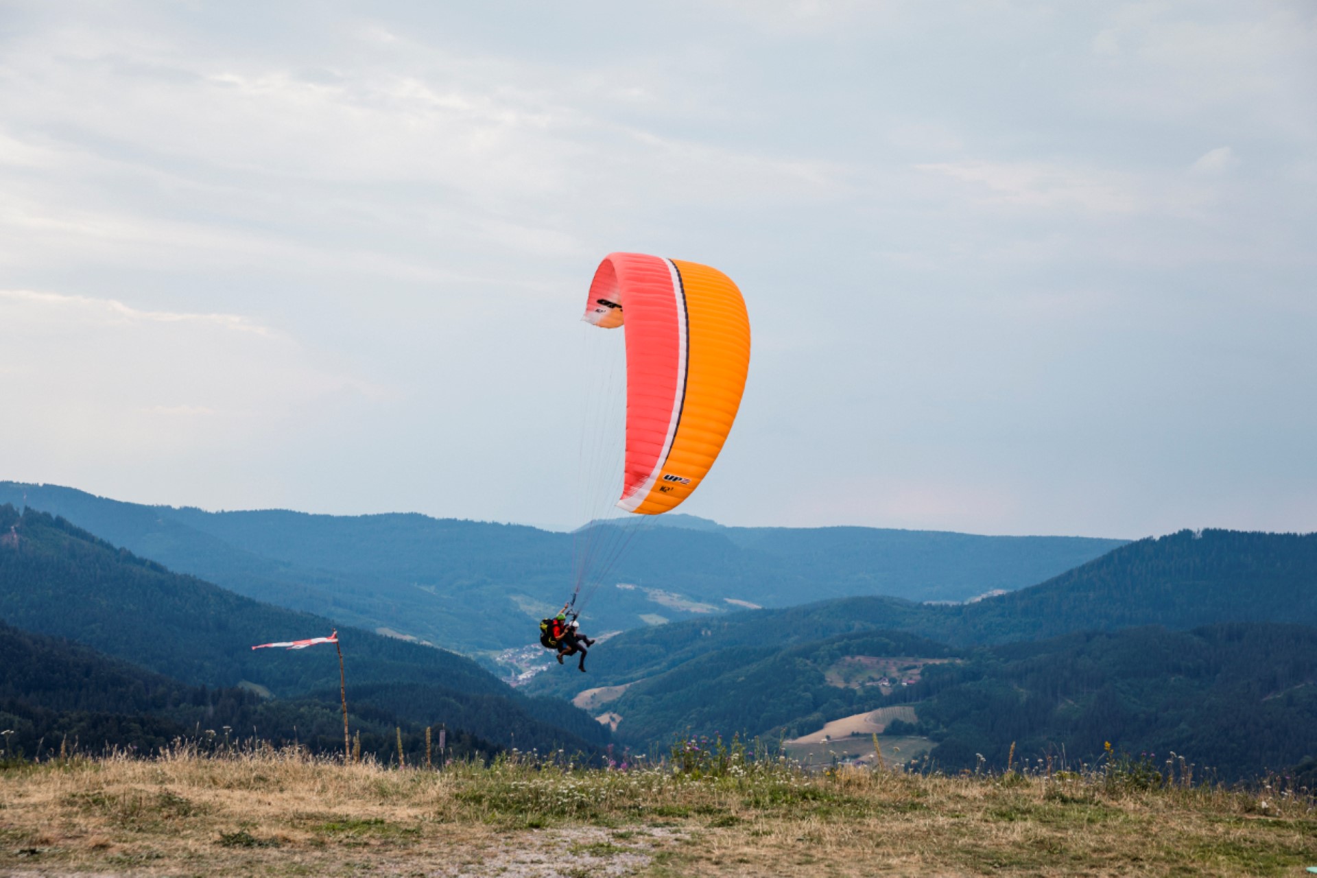 Mit einem Gleitschirmflug erlebt man den Schwarzwald aus der Vogelperspektive. Photo Credit: Stefan Kuhn Photography