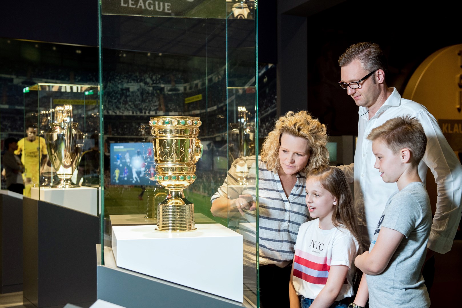 Familie am DFB-Pokal. Photo Credit:: DFM/Kirschhofer 