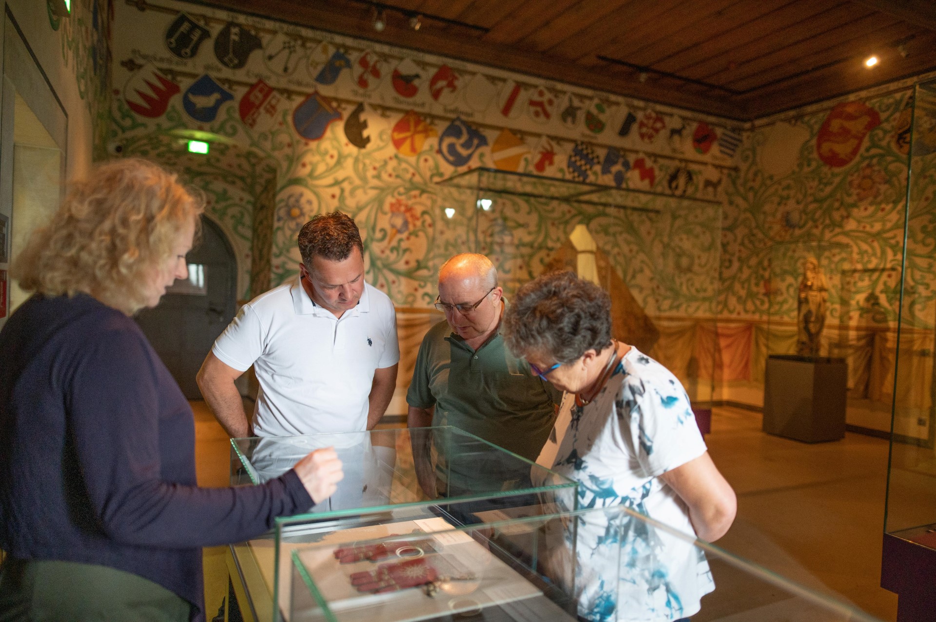 Besucher in der Ausstellung im Merseburger Dom. Photo Credit: Vereinigte Domstifter | Falko Matte