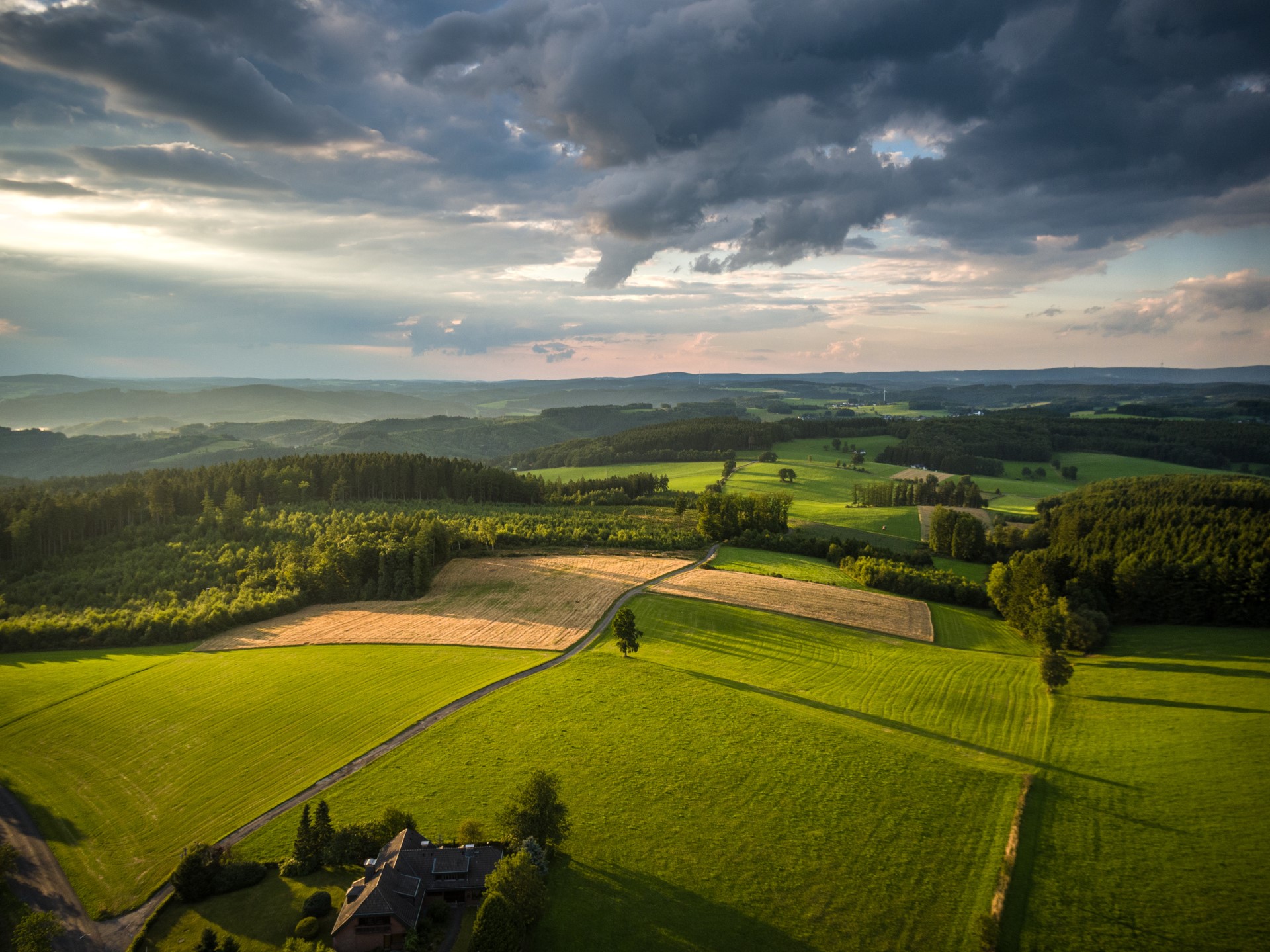 Weite Ausblicke sind typisch für das Bergische Land. Photo Credit: Dominik Ketz 