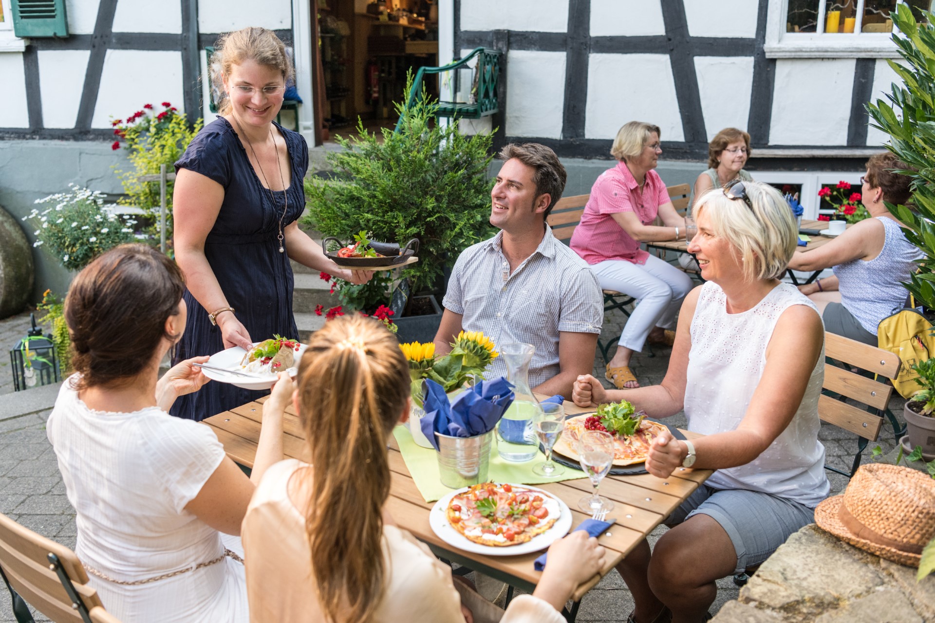 In vielen gemütlichen Biergärten werden rustikale regionale Gerichte serviert. Photo Credit: Dominik Ketz