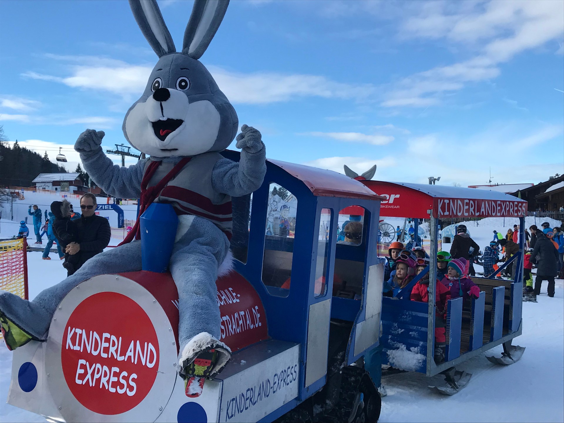 Ski-Hase Isidor, das Maskottchen des Schneekinderlands. Photo Credit: Bergbahnen Hindelang-Oberjoch