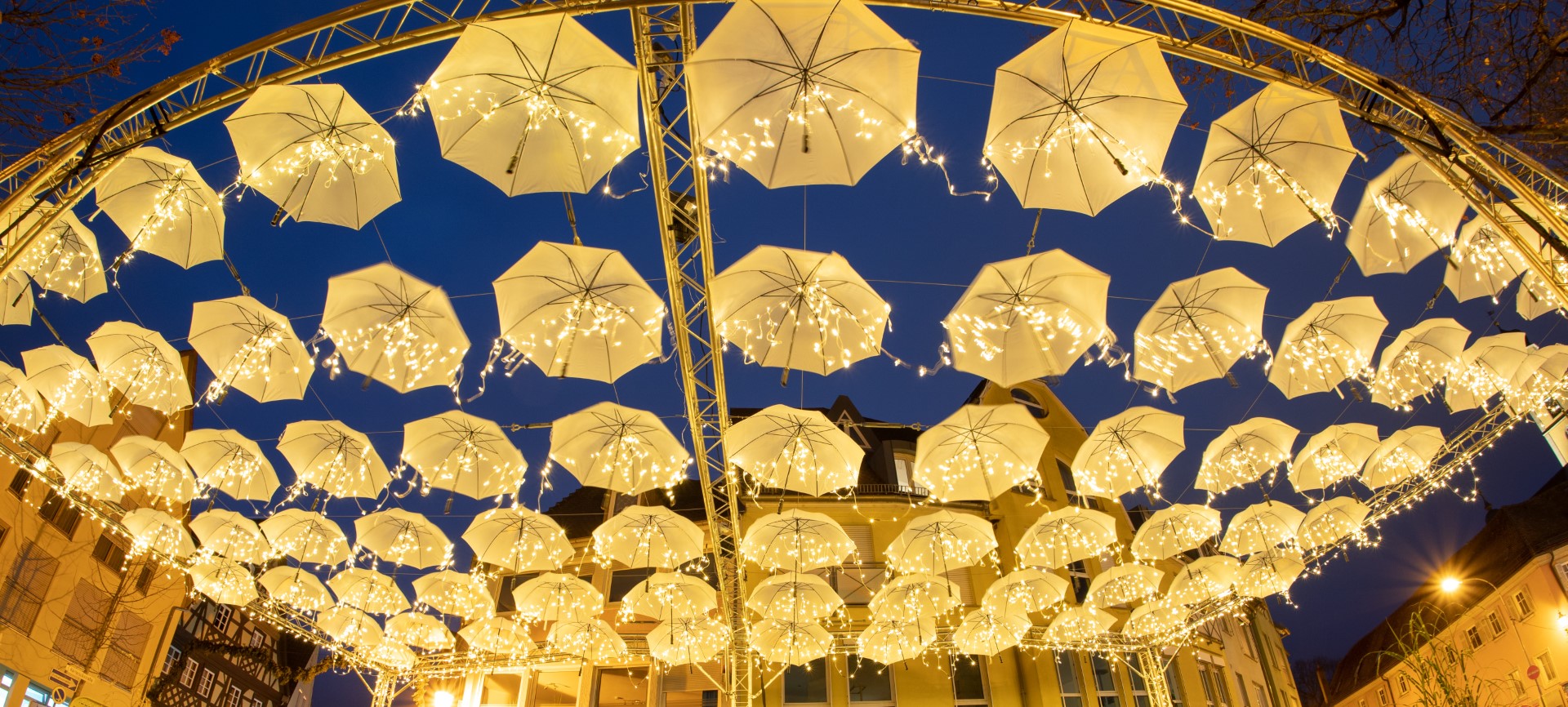 „Umbrella-Road“ mit 80 weißen Schirmen zu Weihnachten. Photo Credit: Jens Hackmann
