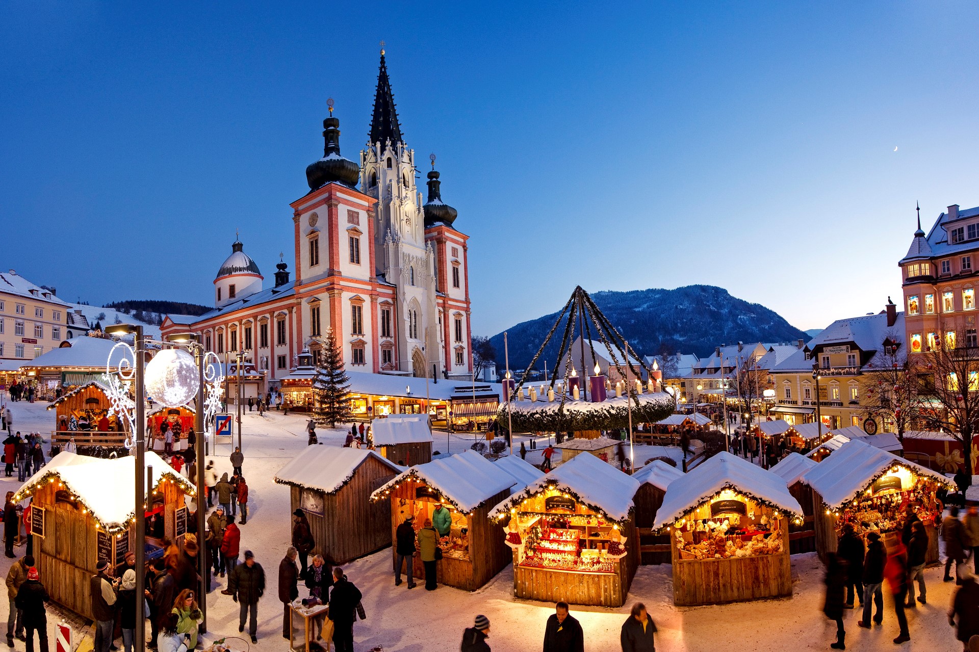 Der größte, hängende Adventskranz der Welt in Mariazell. Photo Credit: Mariazeller Land GmbH