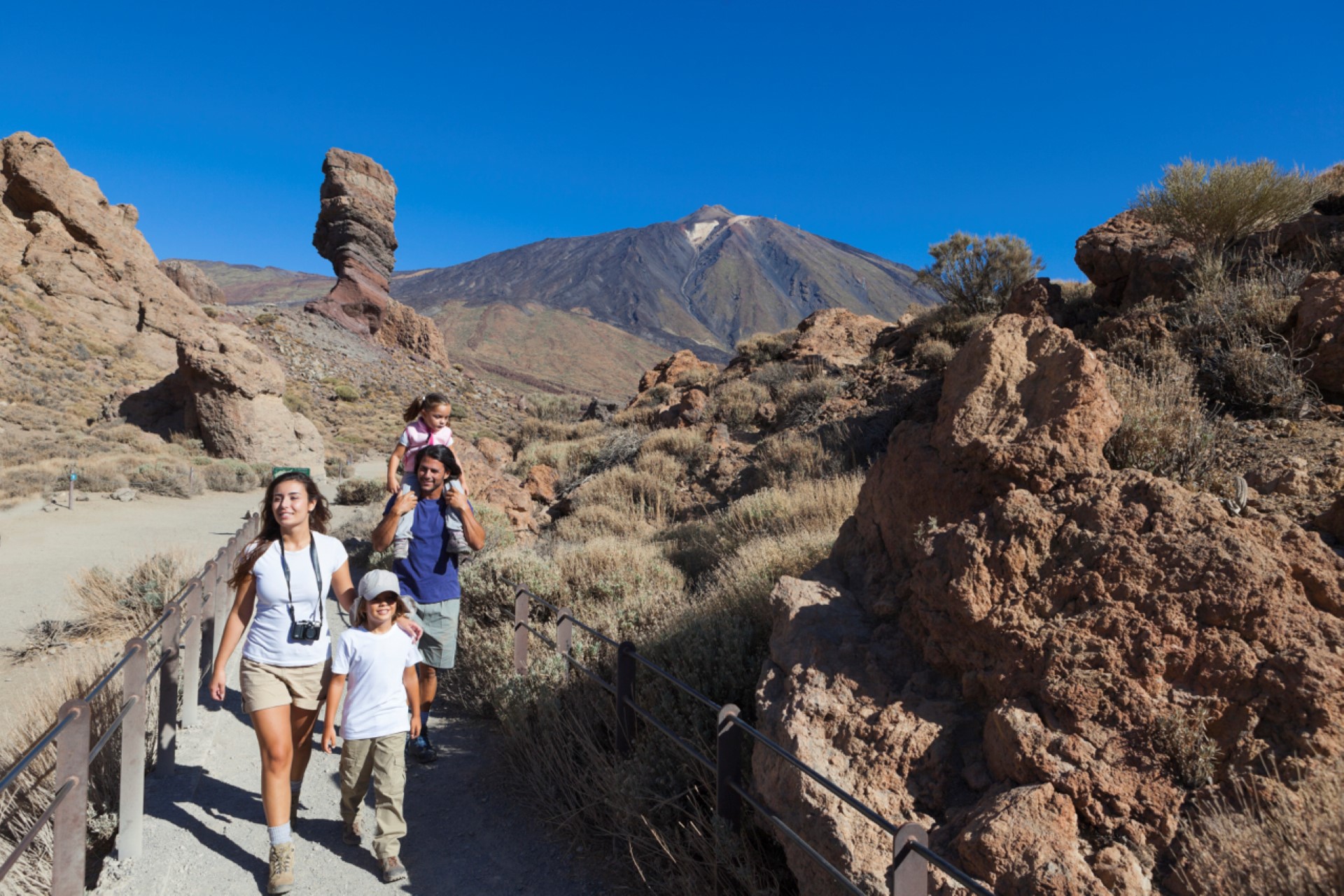 Familienwanderung im Teide Nationalpark. Photo Credit: Turismo de Tenerife