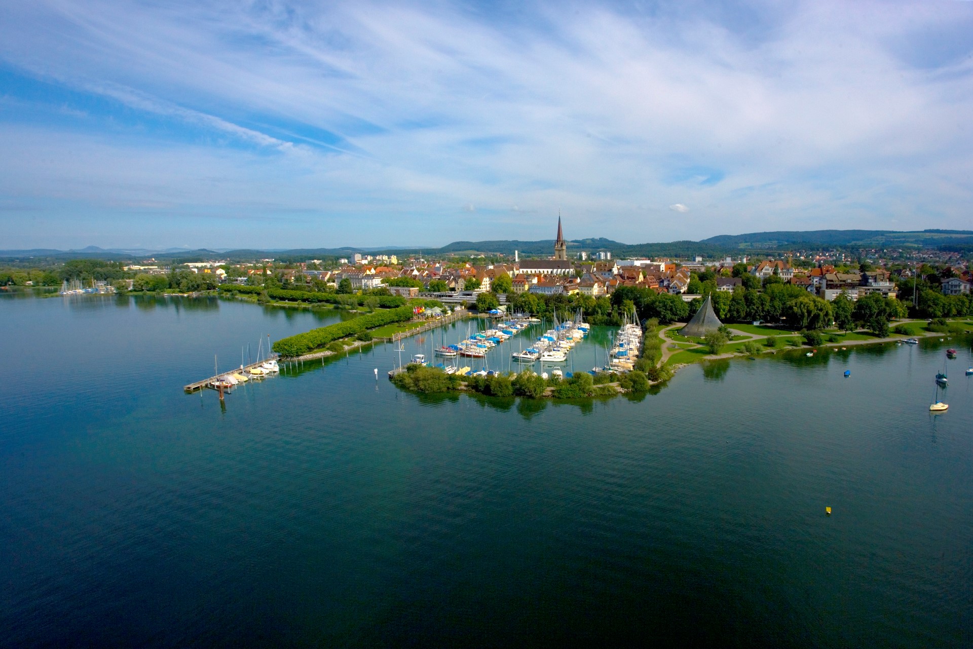 Blick auf den Radolfzeller Hafen und das Münster. Photo Credit: Achim Mende