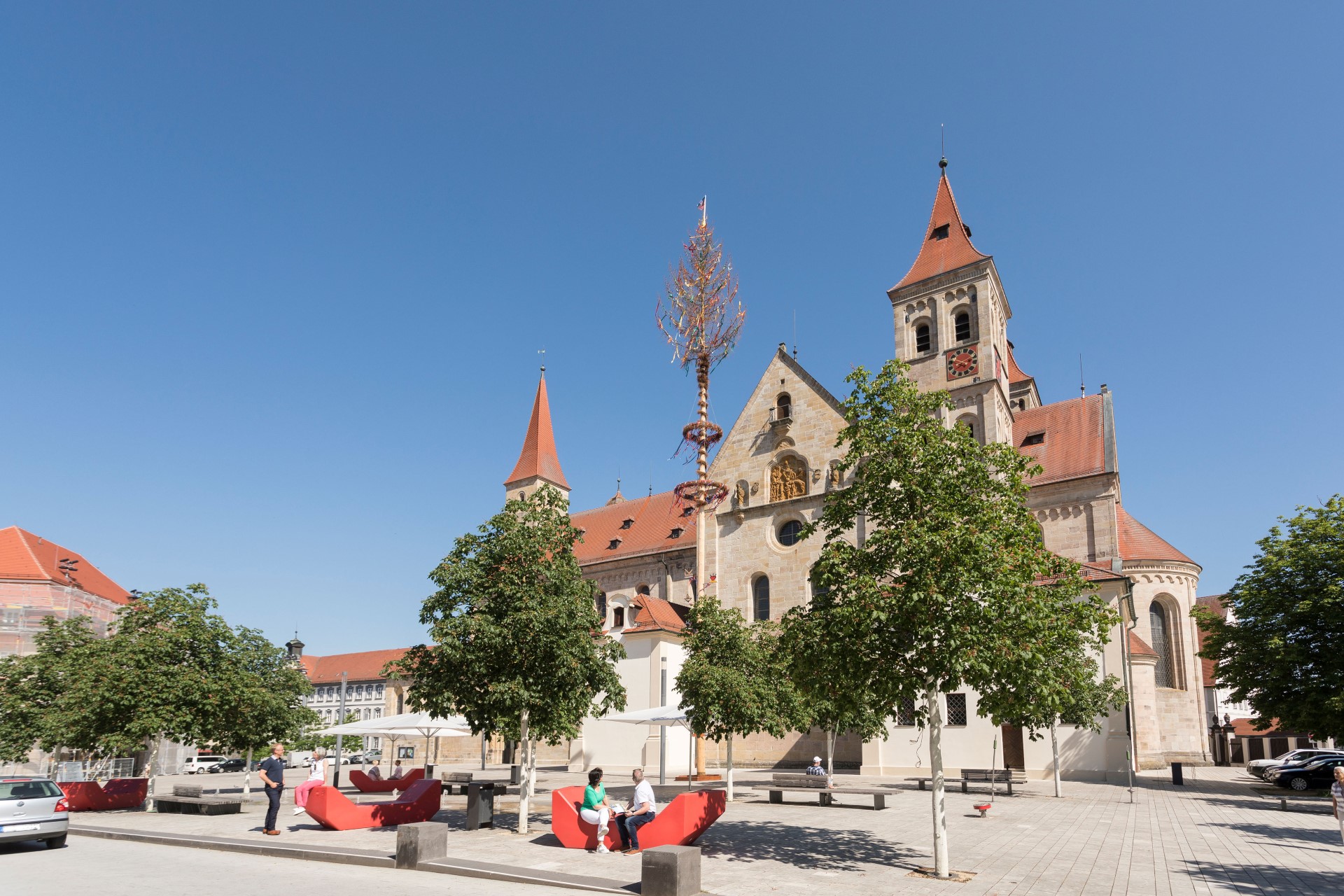 Der Marktplatz mit der romanischen Basilika St. Vitus.  Photo Credit: djd | Stadt Ellwangen