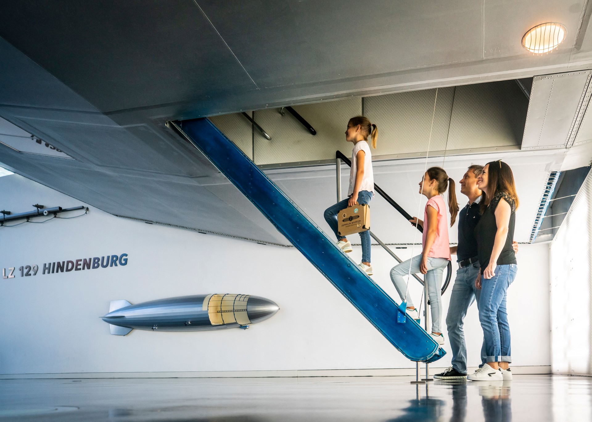 Im Zeppelin Museum Friedrichshafen oder bei einem Rundflug kommt man dem Mythos der Luftgiganten ganz nah. Foto: djd | Deutsche Bodensee Tourismus | Dietmar Denger