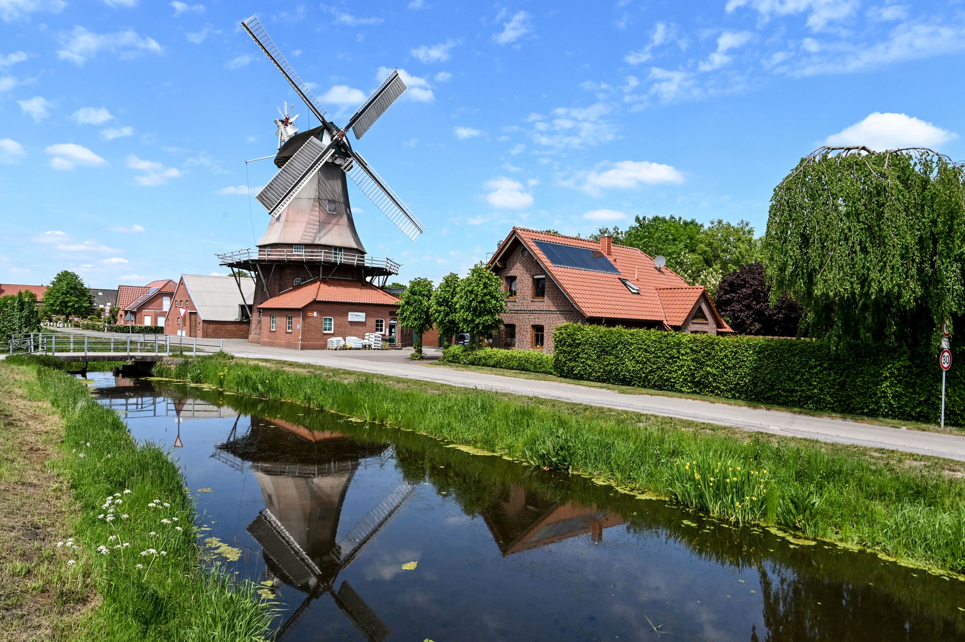 Abwechslungsreiche Landschaft, weite Natur, Kanäle und charakteristische Windmühlen. Foto: djd | Touristik Südliches Ostfriesland | Lars Klemmer