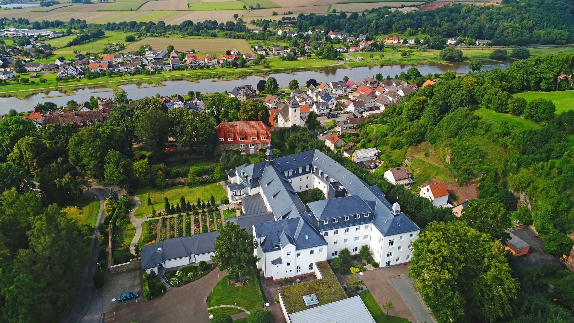 Die Benediktinerinnen-Abtei vom Heiligen Kreuz in Herstelle. Foto: djd | Kulturland Kreis Höxter | F. Grawe