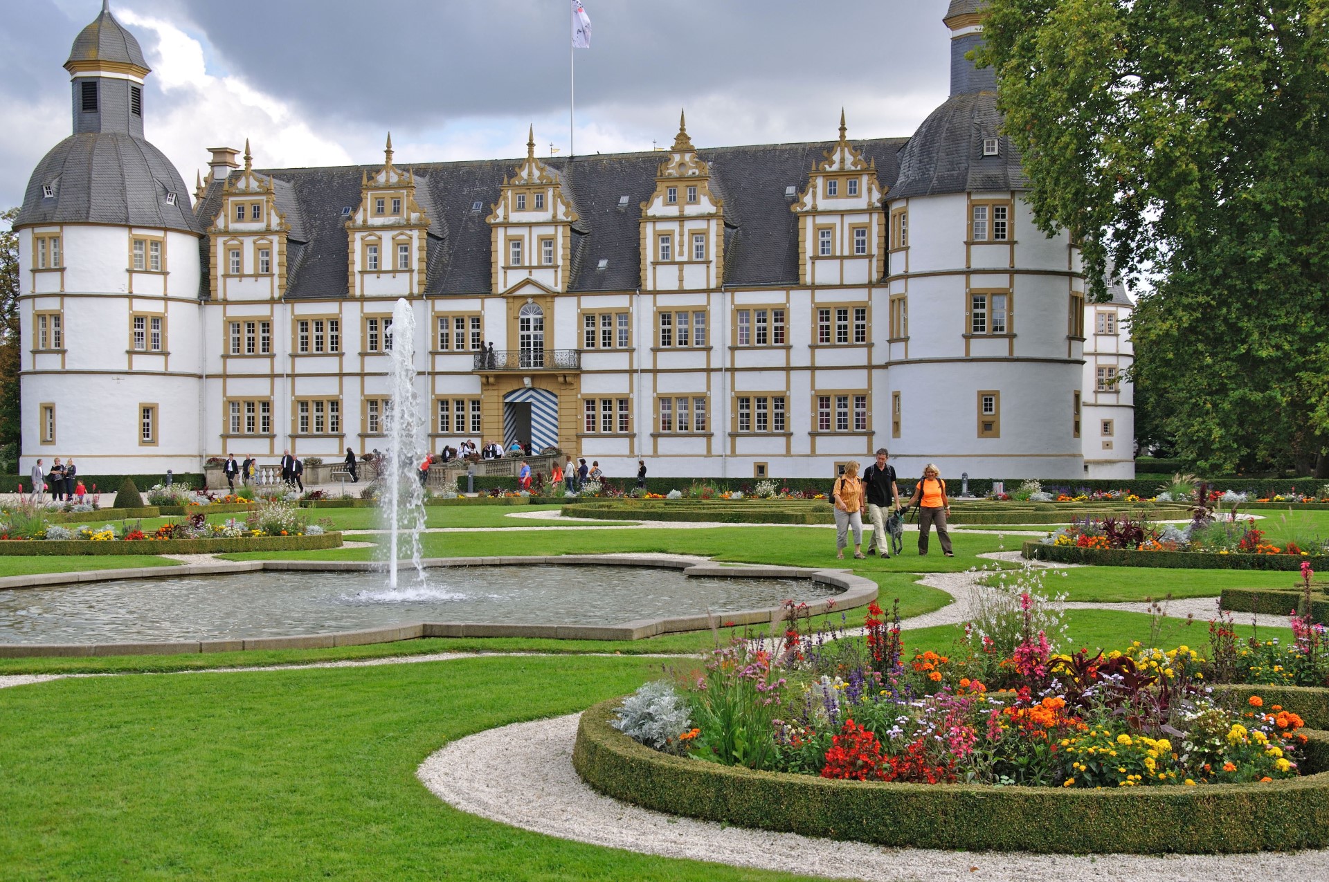 Der Barockgarten von Schloss Neuhaus bildet den Abschluss der PaderWanderung. Foto: djd | OstWestfalenLippe | Touristikzentrale Paderborner Land
