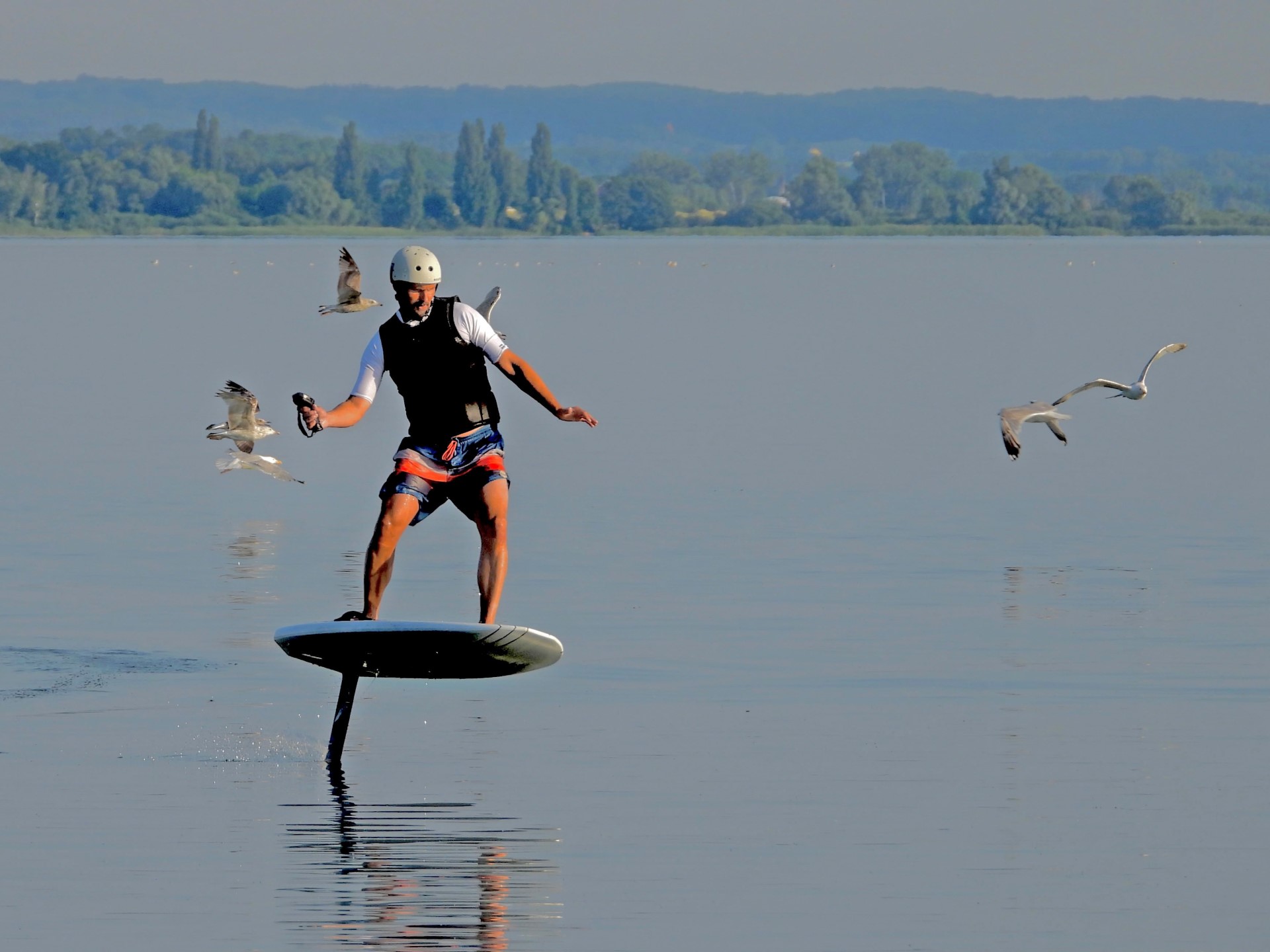 Hydrofoils sorgen für einen gehörigen Adrenalinkick. Foto: djd | eFoil Uckermark | Dr. Günter Kranz 