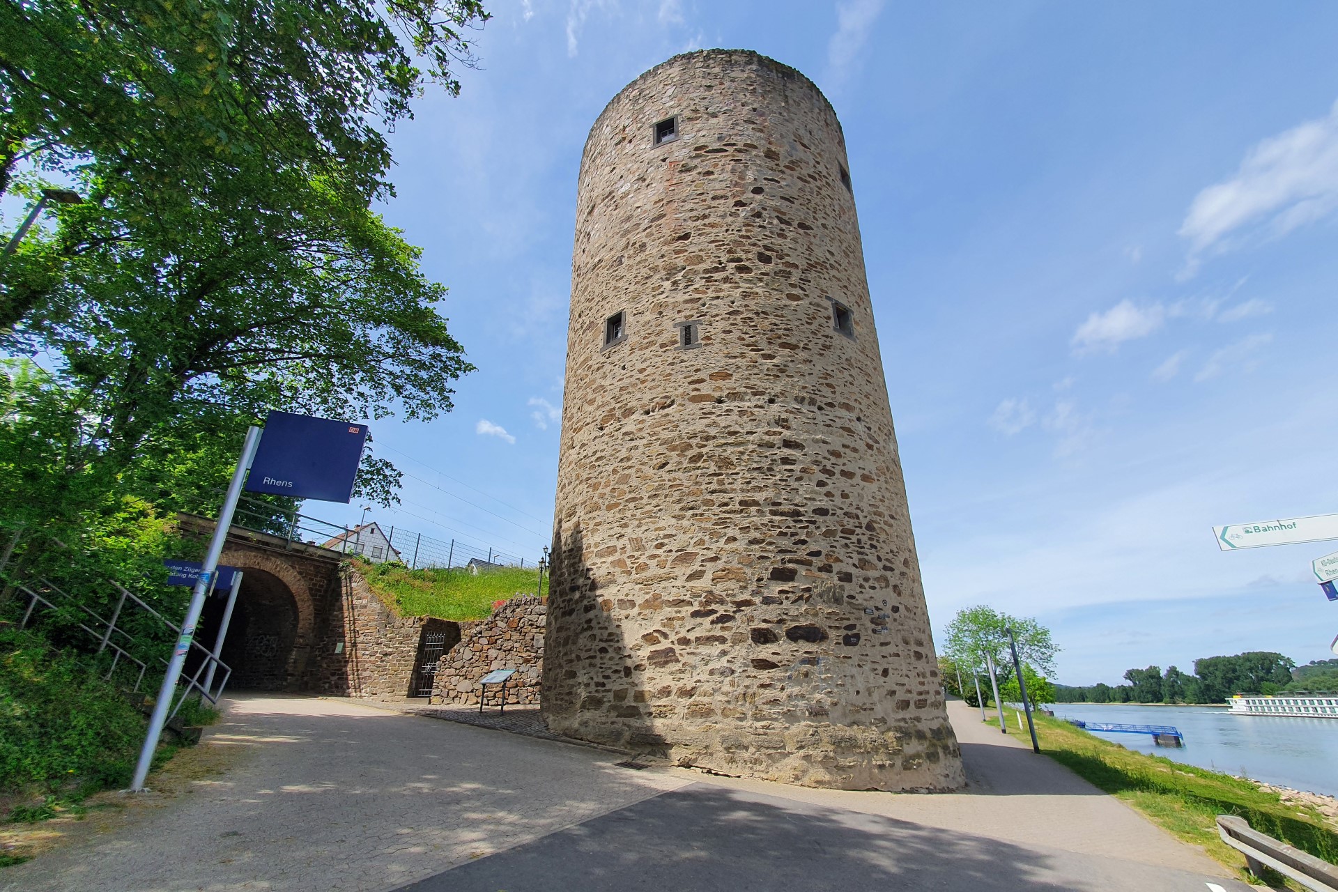 Der Scharfe Turm in der Stadtmauer von Rhens diente als Späh- und Zollturm, im Mittelalter als Gefängnis- und Hexenturm. Foto: djd | www.erlebnis-rheinbogen.de