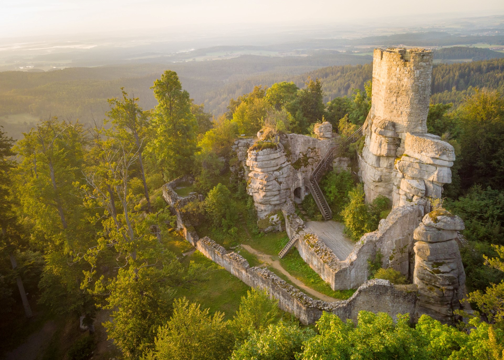 Die Burgruine Weißenstein liegt im Herzen des Naturparks. Foto: djd | Zweckverband Steinwald-Allianz | Matthias Kunz