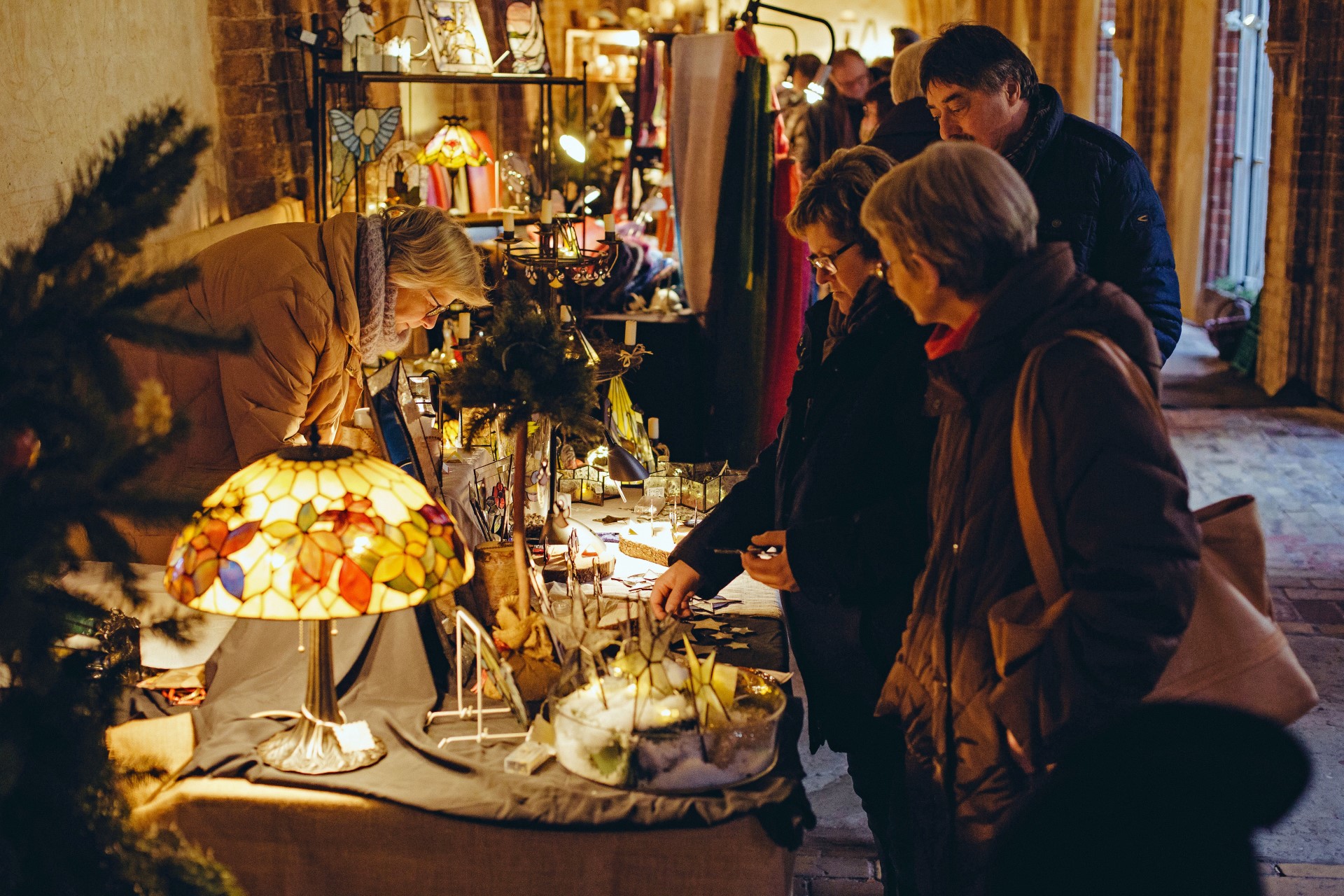 Der traditionelle, weihnachtliche Schwahlmarkt im St. Petri Dom zu Schleswig. Foto: djd | www.ostseefjordschlei.de | Sinnlicht-Fotografie