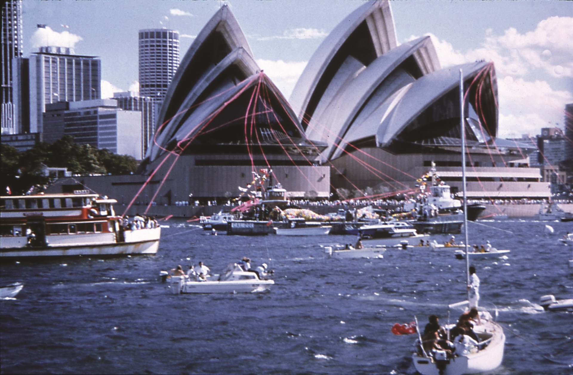 Nach 14 Jahren Bauzeit wurde das Opernhaus 1973 schlussendlich eröffnet, am 20. Oktober weihte Queen Elizabeth II. es feierlich ein. Foto: Sydney Opera House Trust
