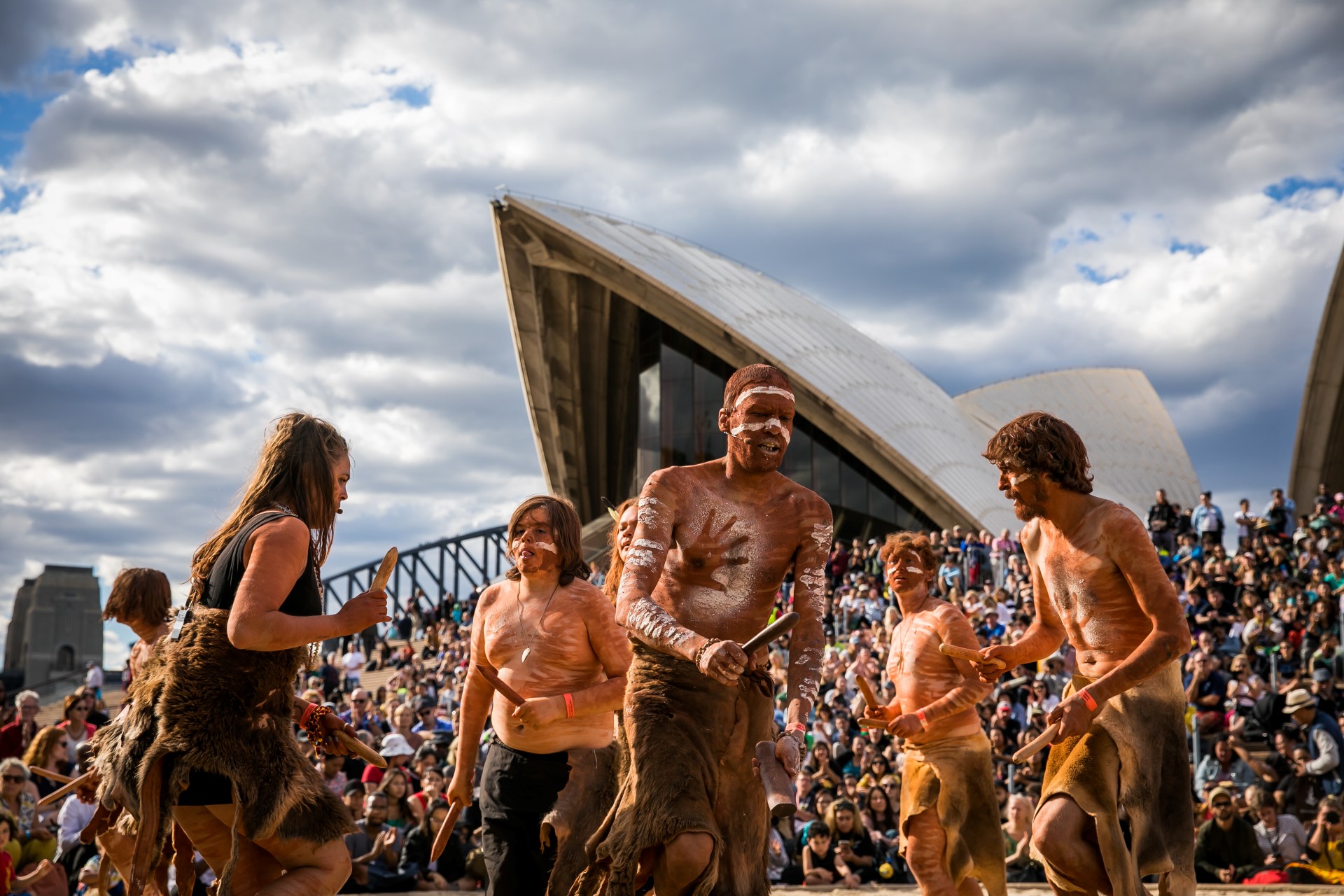 Die indigenen Völker Australiens, auch First Nations genannt, erzählen ihre Geschichte auf dem Opern Vorplatz. Foto: Anna Kucera