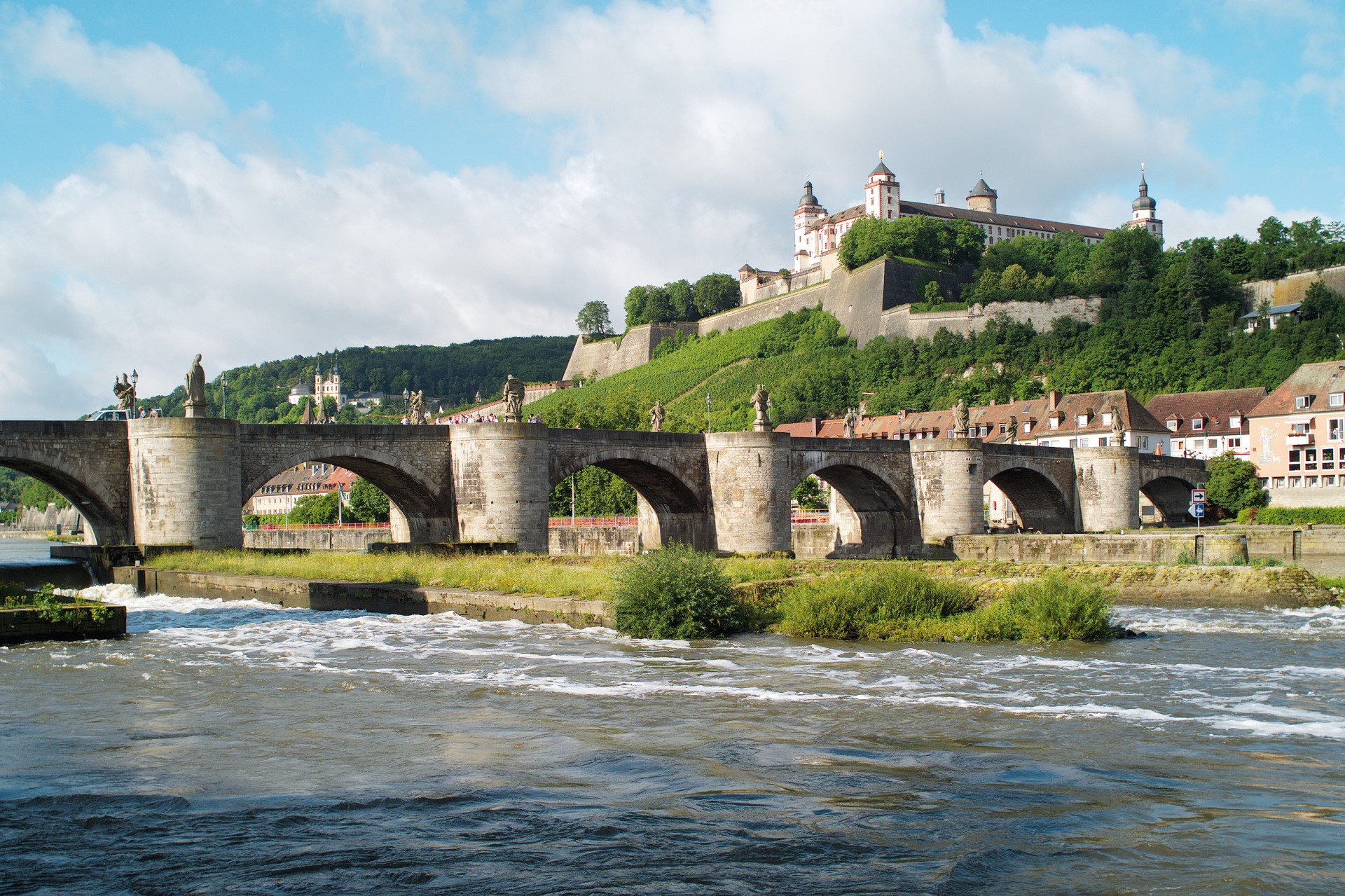 Würzburg: Beim Brückenschoppen auf der Alten Mainbrücke 