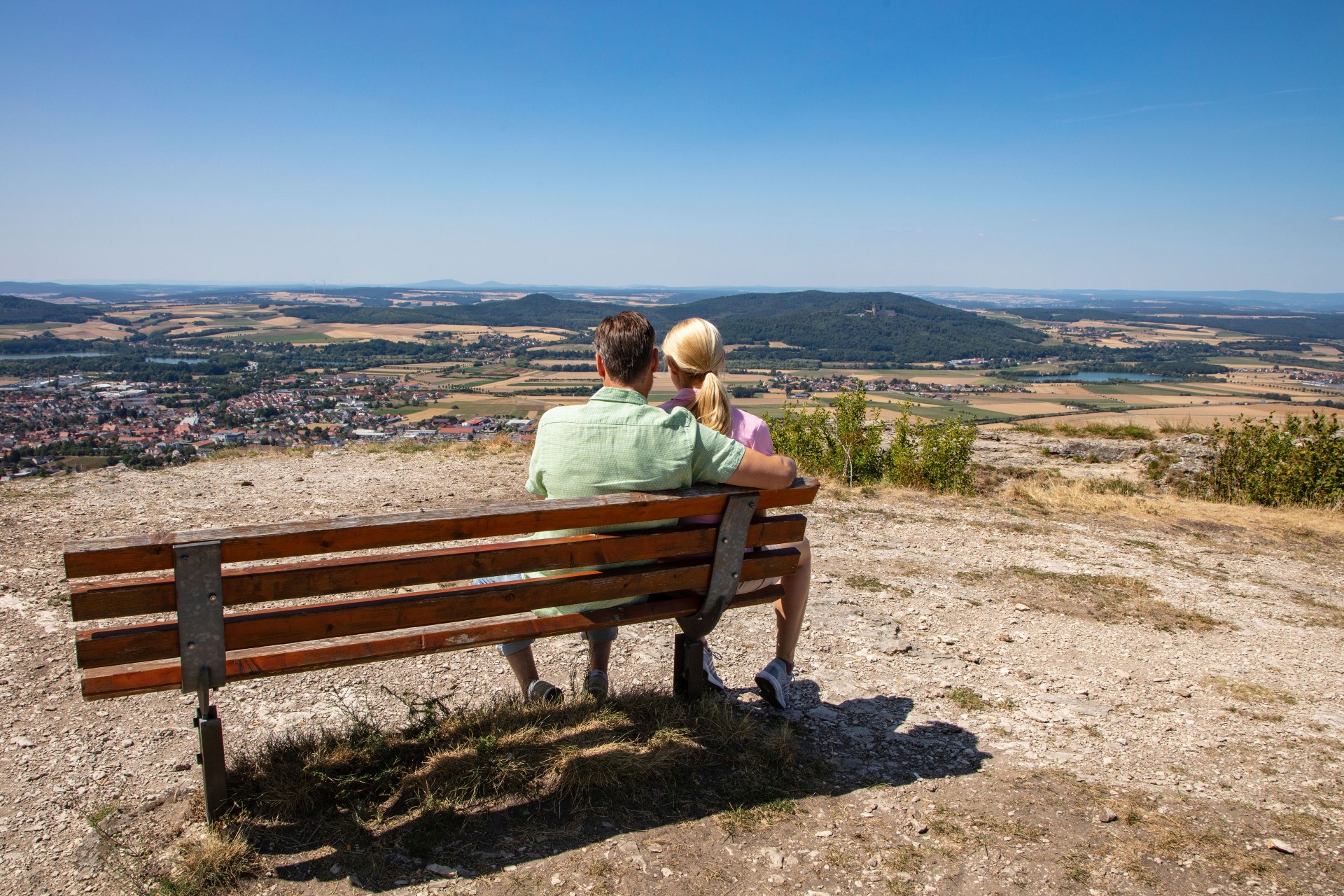 Der weite Blick über das Maintal ist die Belohnung für den Aufstieg. Foto: djd | Franken Tourismus - Obermain Jura | Holger Leue