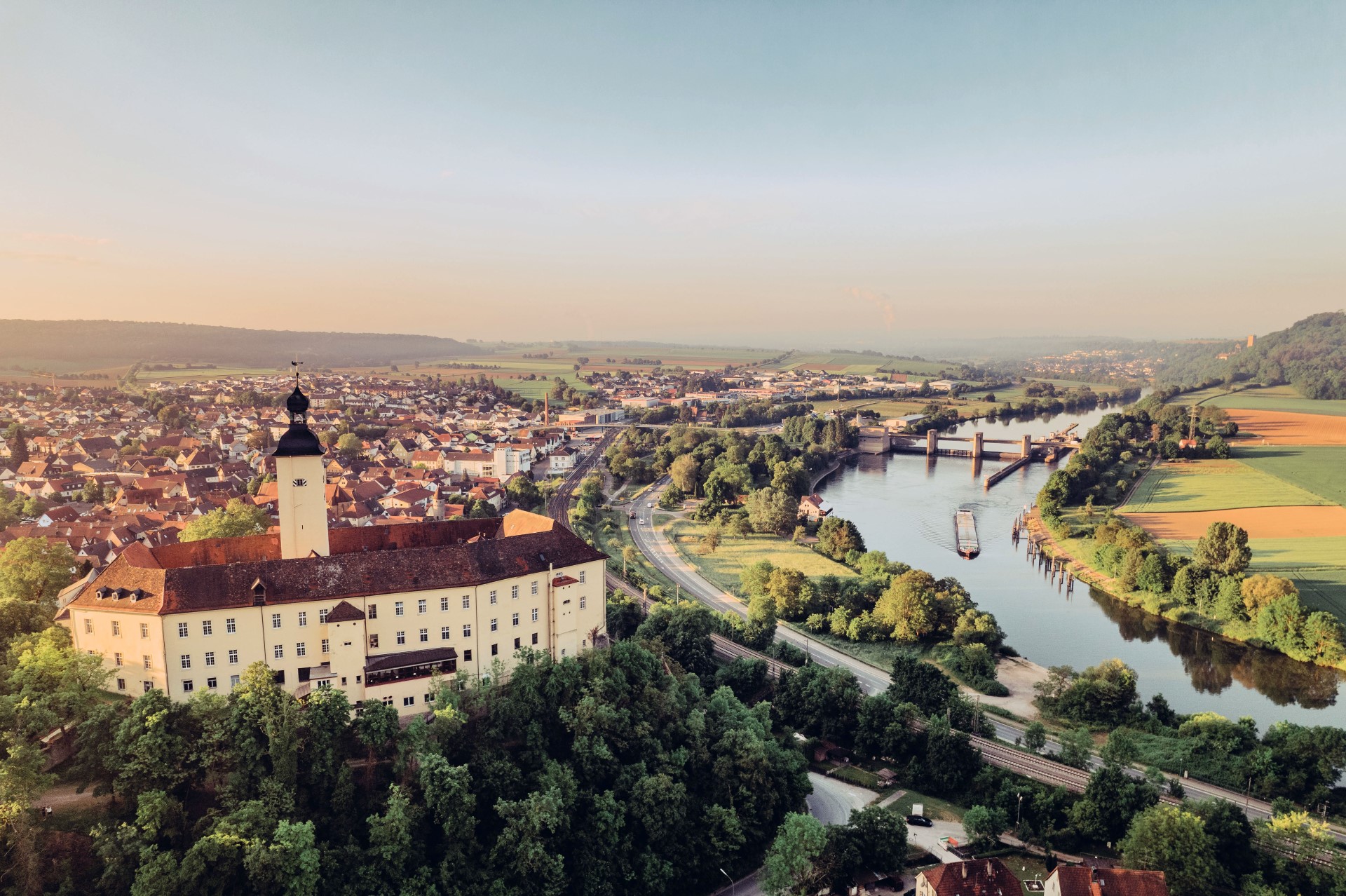 Über dem Neckar thront in Gundelsheim das Schloss Horneck. Foto: djd | Stadt Gundelsheim | Christian Frumolt