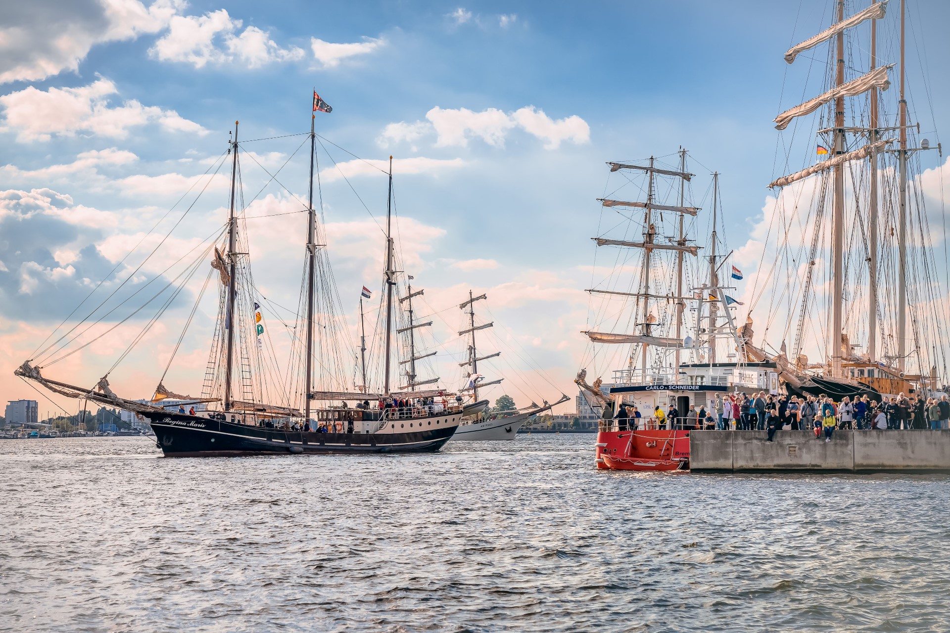 Zum Wilhelmshaven Sailing-CUP laufen prachtvolle Großsegler und historische Hochseeschiffe ein. Foto: djd | wilhelmshaven-touristik.de | Rainer Ganske