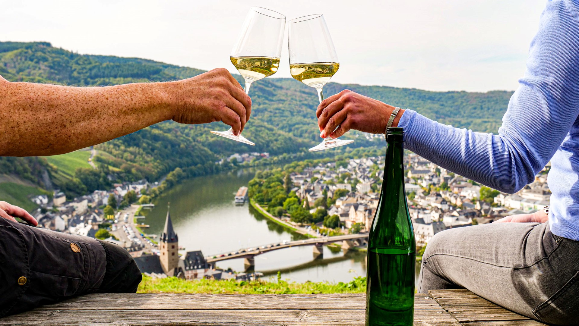 Erst wandern, dann Wein genießen: An der Mosel findet dies perfekt zusammen. Foto: djd | Wein- und Ferienregion Bernkastel-Kues GmbH