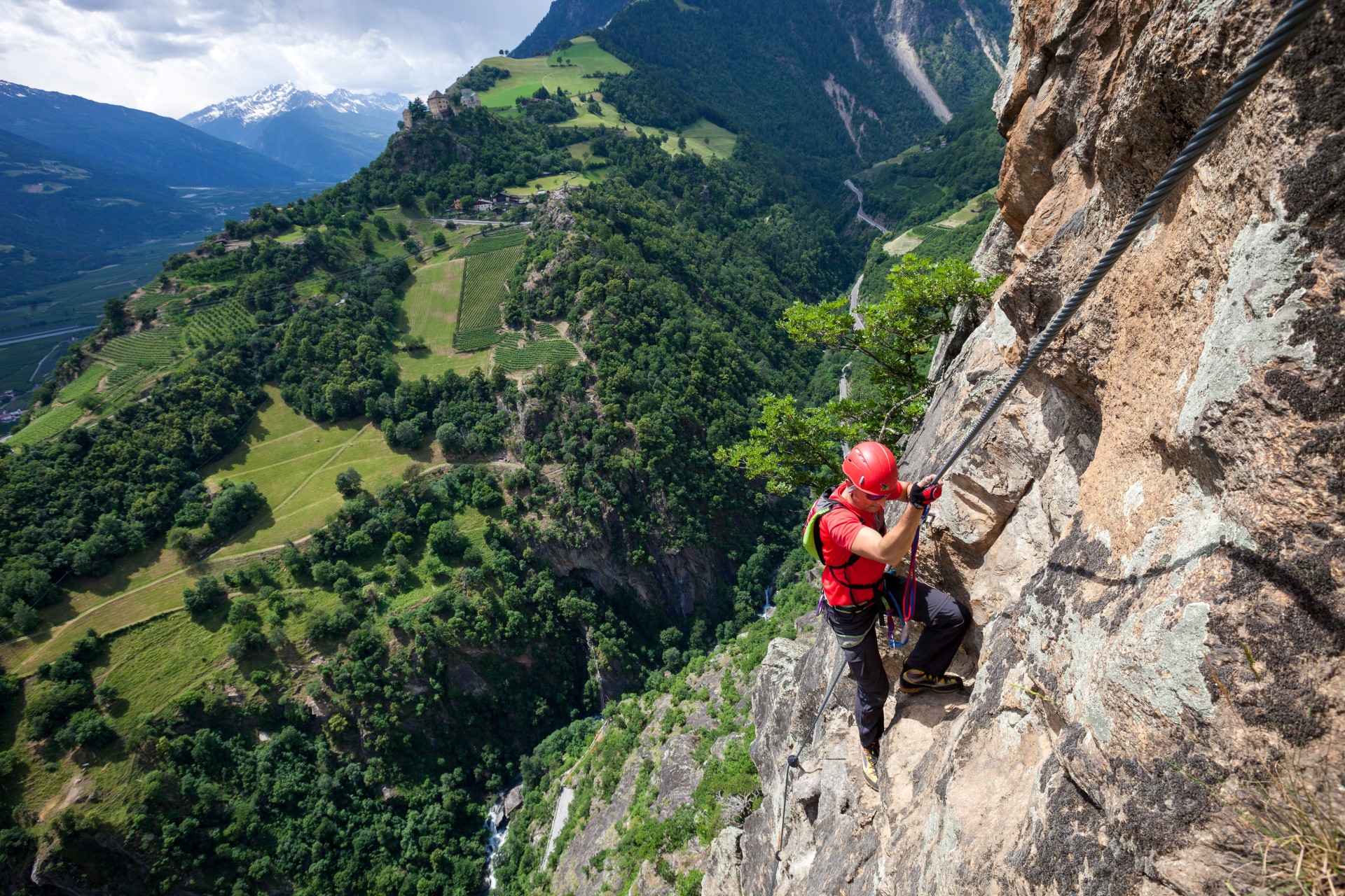 Der spektakuläre Klettersteig Hoachwool in Naturns ist nur für erfahrene Kletterer geeignet. Foto: djd | IDM Südtirol | Santer Peter