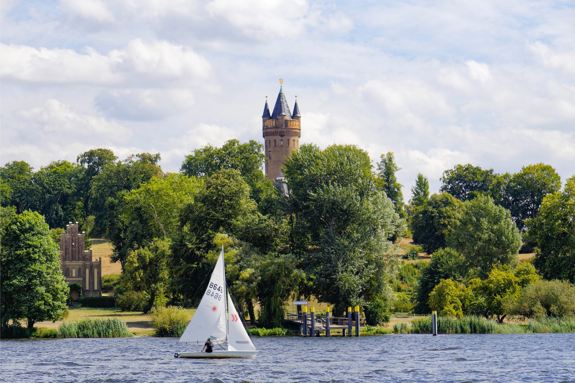 Vom Wasser aus ist der Blick fast frei auf den Flatowturm im Park Babelsberg in Potsdam. Foto: djd | www.stadt-brandenburg.de | PMSG | Andé Stiebitz