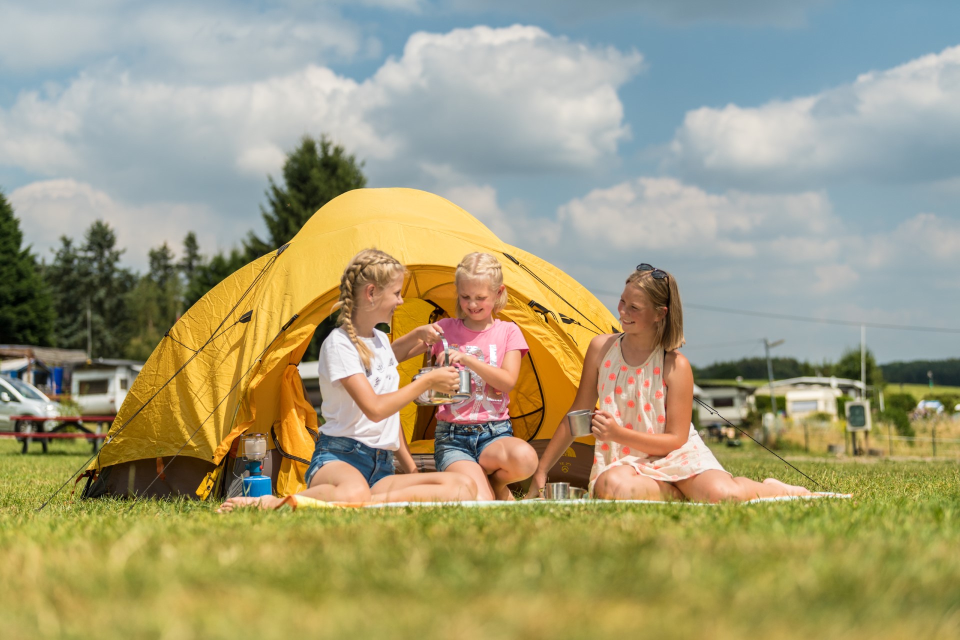 Zelten ist für Kinder immer ein Abenteuer. Photo Credit: Dominik Ketz 