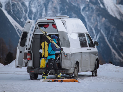 Wintercamping: Wenn der Schnee leise aufs Camperdach rieselt 