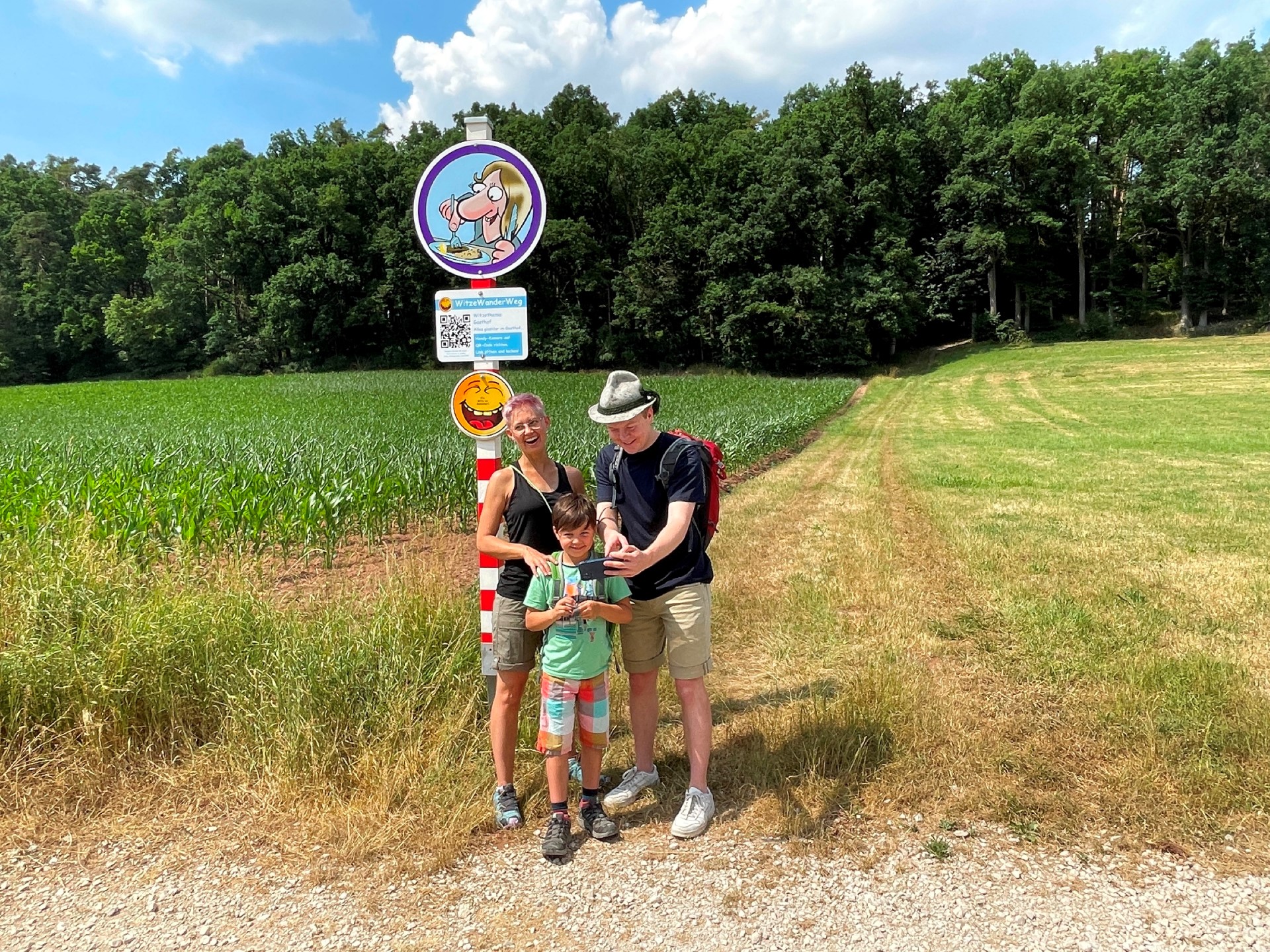 Fränkisches Seenland: Zwölf Kilometer Komik auf dem WitzeWanderWeg 